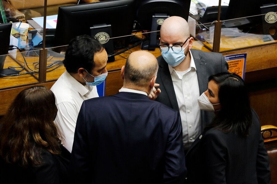 “Destructor de instituciones democráticas”: las duras críticas oficialistas que recibió el ministro Jackson en el Senado durante discusión de prórroga del estado de excepción