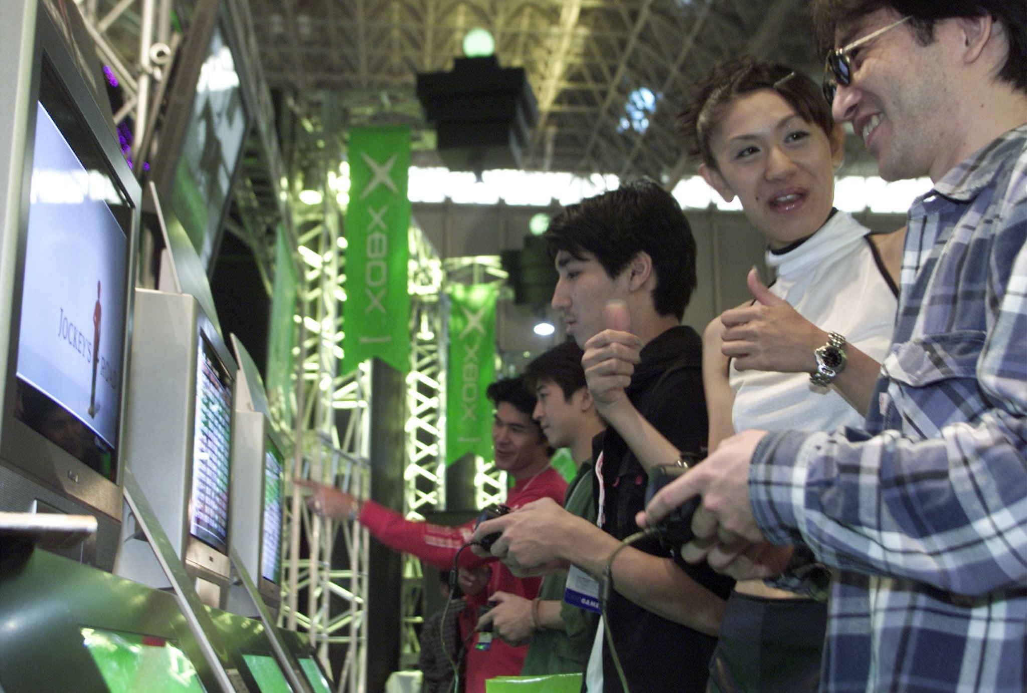 VISITORS ENJOY GAMES ON MICROSOFT'S XBOX AT TOKYO GAME SHOW 2001 AUTUMN
IN MAKUHARI.