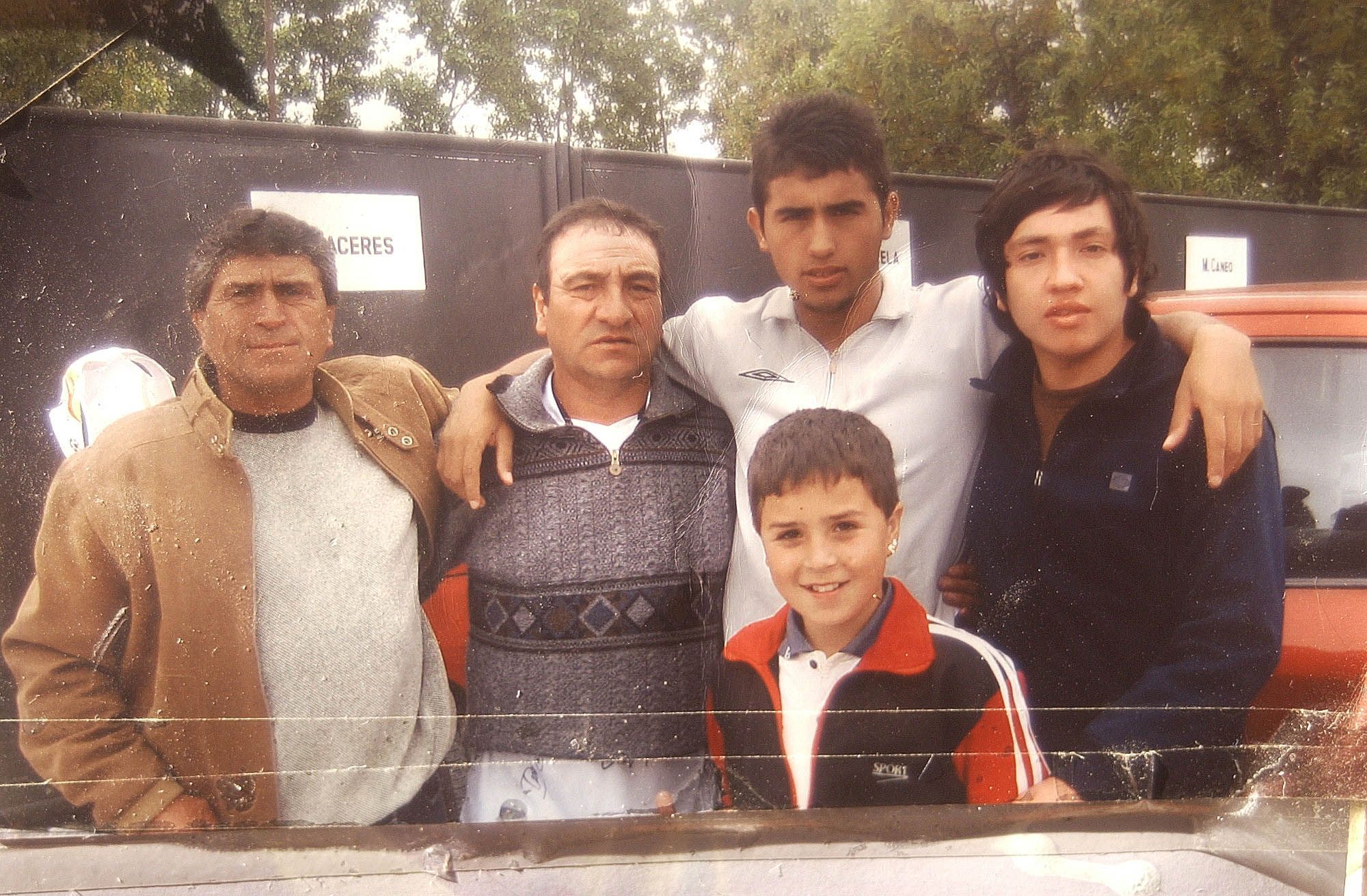 Erasmo Vidal, el primero, a la izquierda, en una imagen de los inicios de la carrera de Arturo Vidal, en Colo Colo