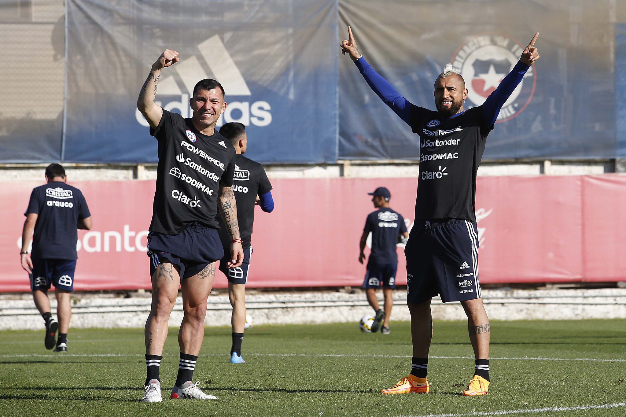 Gary Medel y Arturo Vidal durante las prácticas del martes en Juan Pinto Durán.