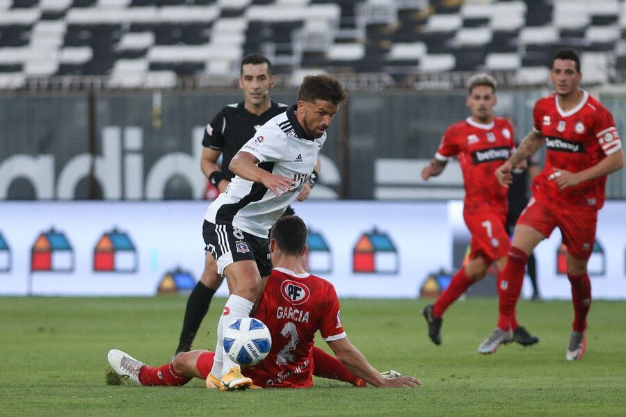 La supuesta falta de García a Costa, que terminó con el 1-0 del peruano. FOTO: AGENCIAUNO