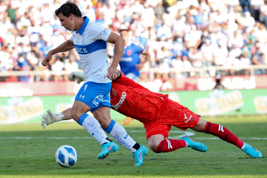 Gonzalo Tapia se saca a Galíndez para el 2-0. FOTO: AGENCIAUNO