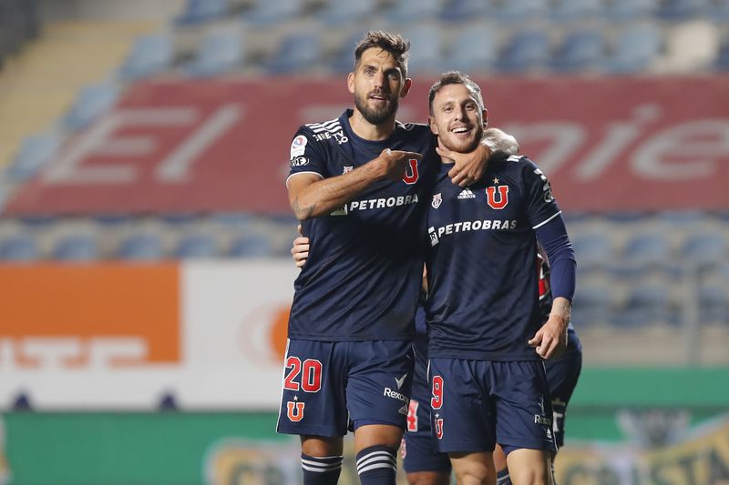 Joaquín Larrivey y Ángelo Henríquez celebran tras el 1-0 de la Universidad de Chile ante Santiago Wanderers. FOTO: Agencia Uno.