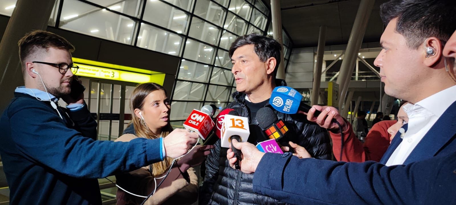 Franco Parisi llega al aeropuerto