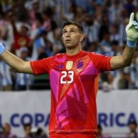 “Dibu” Martínez rescata al campeón (y a Messi): Argentina sufre y pasa por penales a semifinales de la Copa América