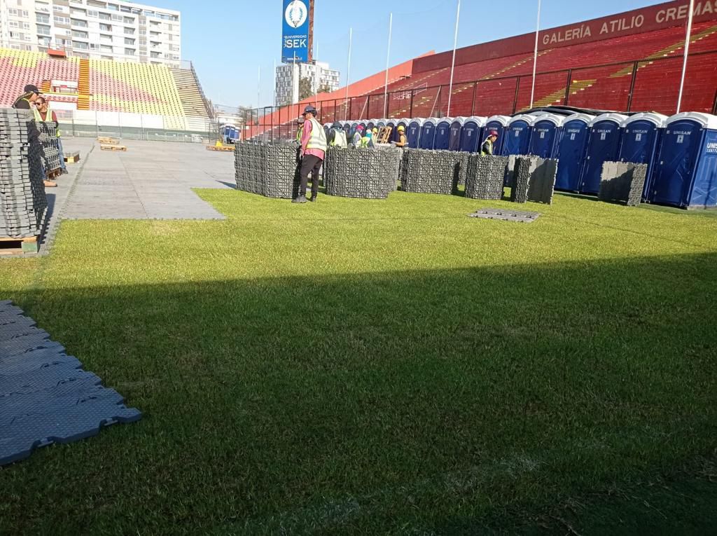 Estadio Santa Laura, Cancha