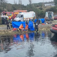 Accidente deja dos fallecidos en Chiloé: el vehículo en que iban habría caído al mar