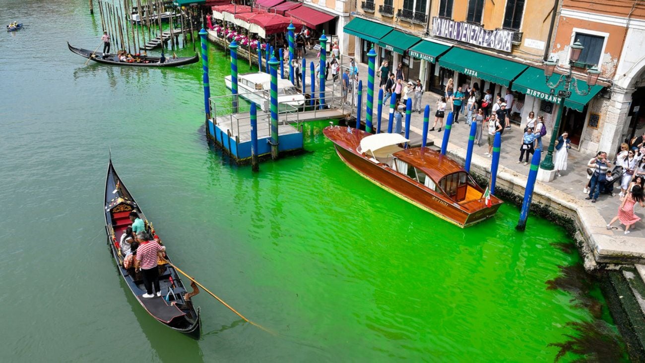 Gran Canal de Venecia aparece teñida de verde fluorescente