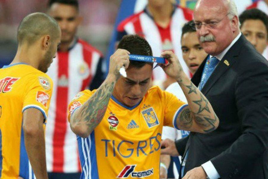 Eduardo Vargas recibe críticas por su actitud en la premiación de la