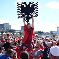 Miles de dólares de multa, peleas, xenofobia y un jugador suspendido: Albania, la selección más conflictiva de la Eurocopa