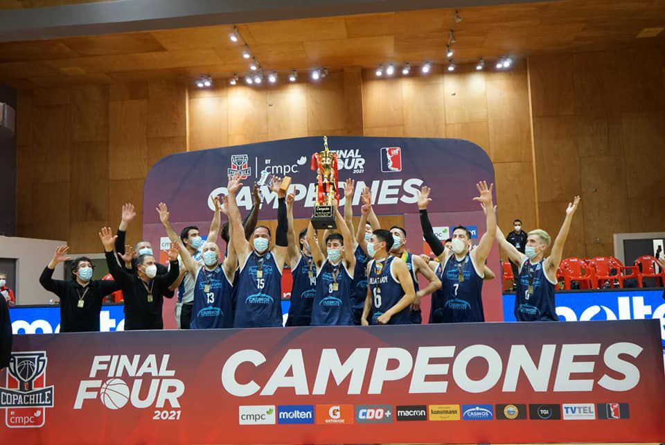 La celebración de los jugadores de Atlético Puerto Varas, tras quedarse con la Copa Chile. FOTO: LNB.