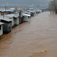 Evacúan a personas en sectores bajos de Curanilahue por peligro de desborde en dos ríos y estero Plegarias
