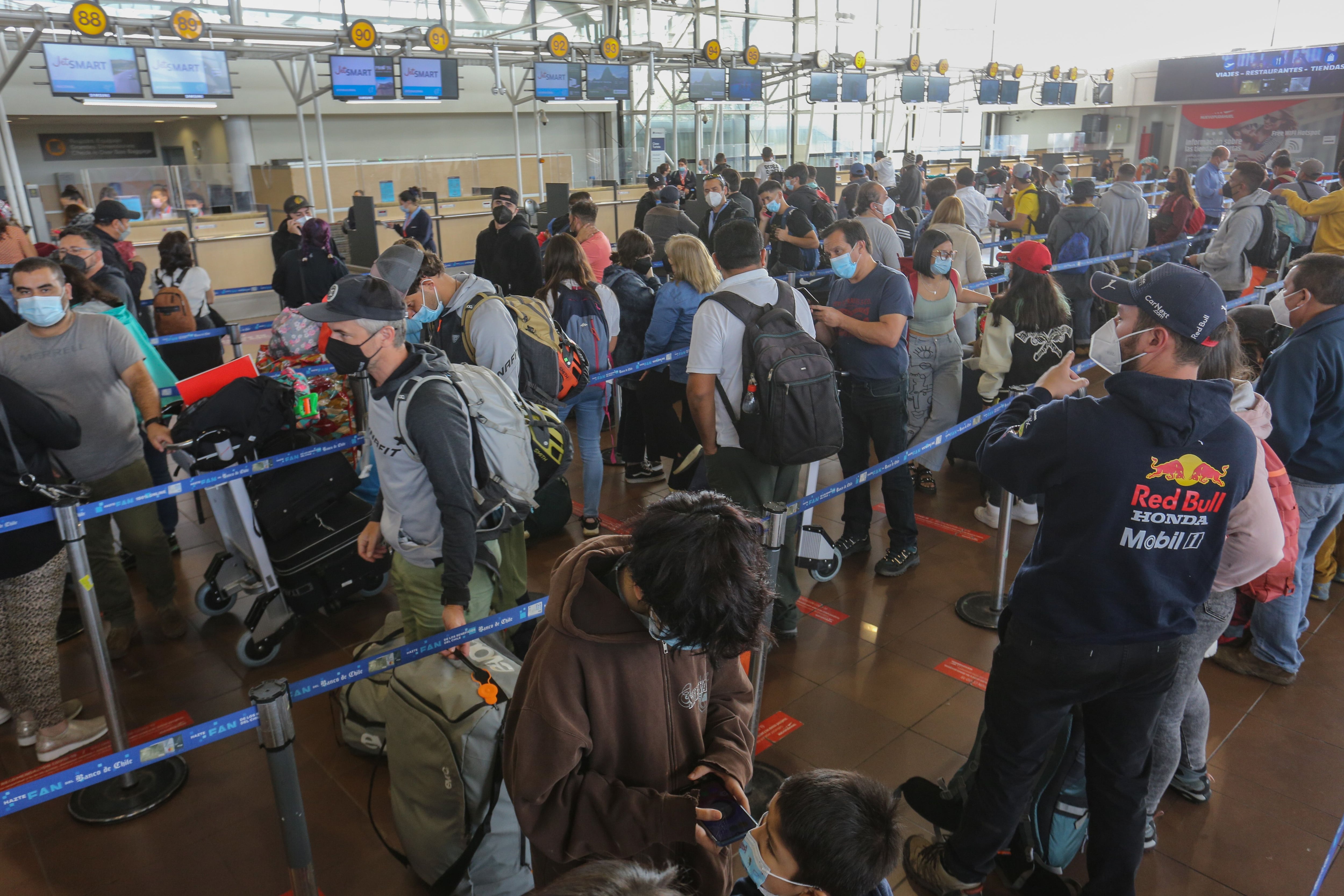 El peor momento de la pandemia: contagios llegan a su punto máximo desde el inicio de la crisis sanitaria y más del 90% de nuevos casos son Ómicron