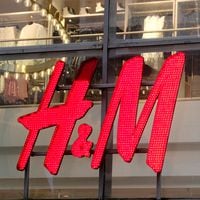 Acciones de H&M se desploman tras decepcionar con resultados del primer semestre
