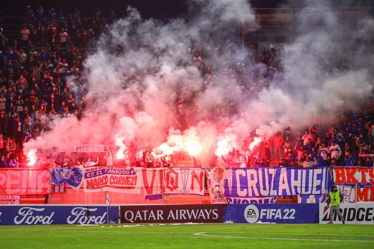 Bengalas en la barra de la UC, durante el partido frente a Talleres. FOTO: AGENCIAUNO