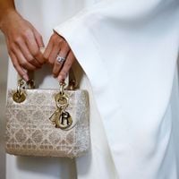 Los bolsos de US$ 57 de Christian Dior tienen un costo oculto: riesgo para la reputación