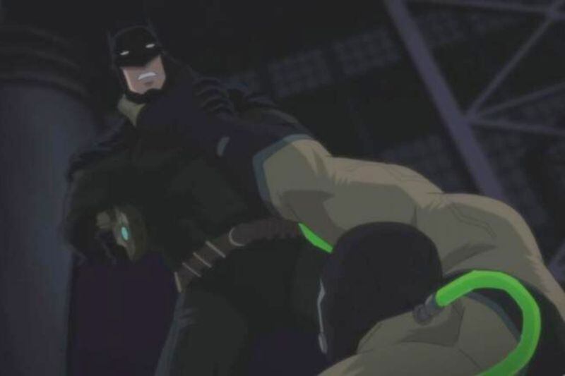 Batman se enfrenta a Bane y persigue a Catwoman en nuevos clips de Batman:  Hush - La Tercera