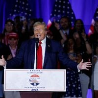 Trump promete baja de impuestos y advierte vagamente sobre el “peligro” de los inmigrantes