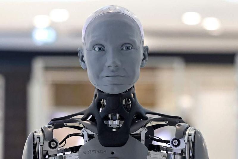 Inteligencia Artificial: el impresionante video de un robot que parece humano y habla varios idiomas con fluidez