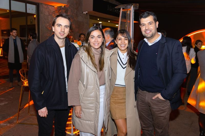 Leonardo Peruilh, Daniela Troncoso, Gabriela Tapia, y el Dr. Felipe da Costa, dermatólogo Clínica Dermacross.