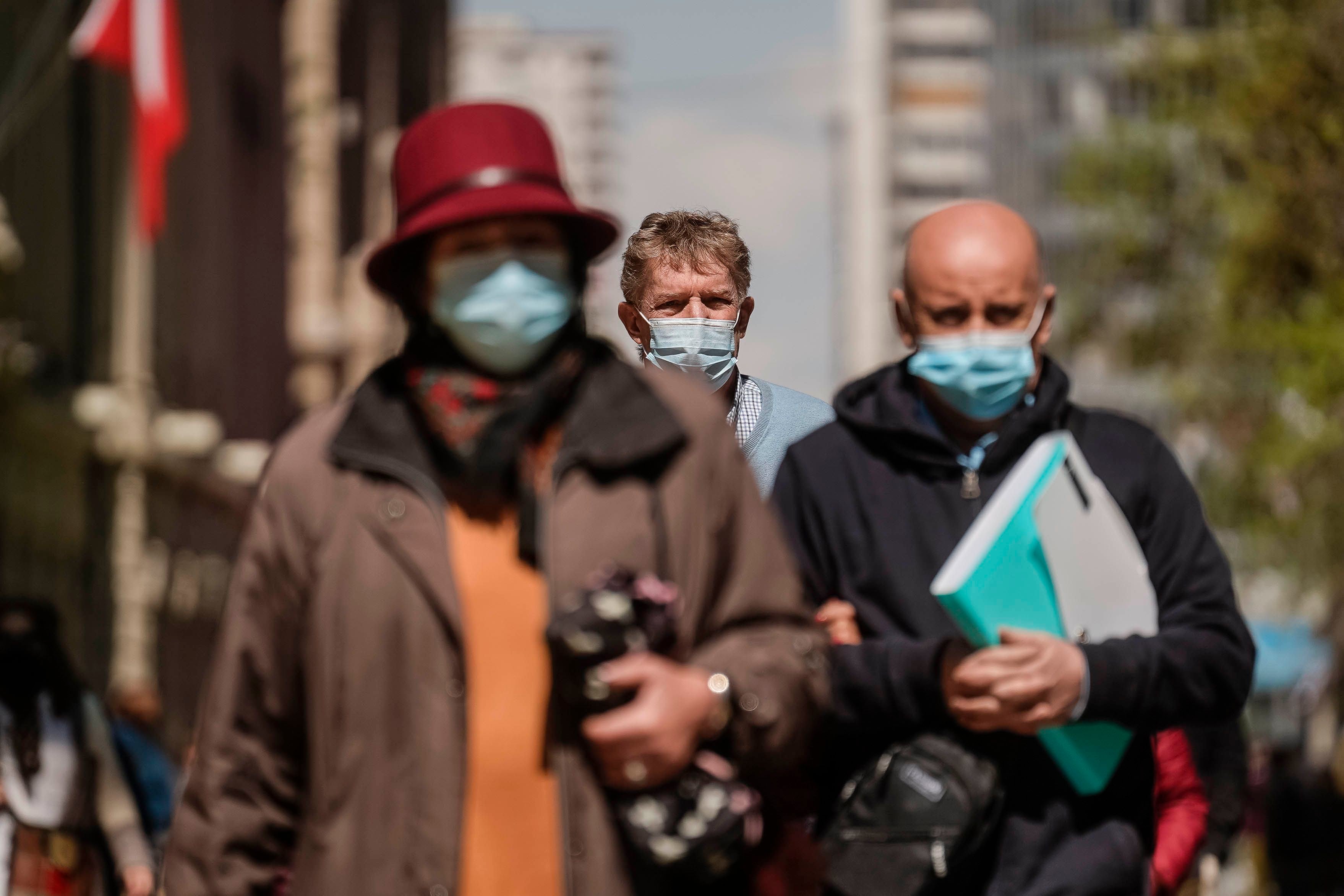 Seguirán las mascarillas: OMS dice que alza de casos de Covid en China pone en duda fin de pandemia