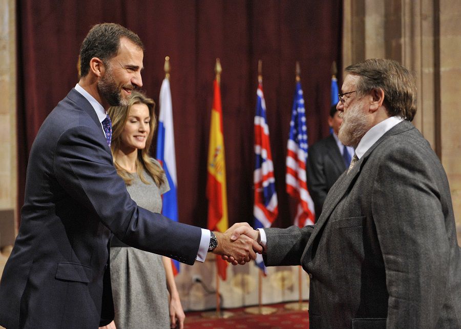 U.S. scientist Tomlinson shakes hands with Spanish Crown Prince Felipe during a reception for the 2009 Prince of Asturias Awards in Oviedo