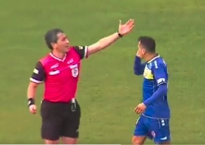 El juez Claudio Aranda y el delantero Boris Sagredo, durante el partido entre Barnechea y San Luis.