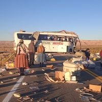 Suben a 22 los fallecidos por fatal accidente de bus en Bolivia: hay un chileno muerto y otros cinco heridos