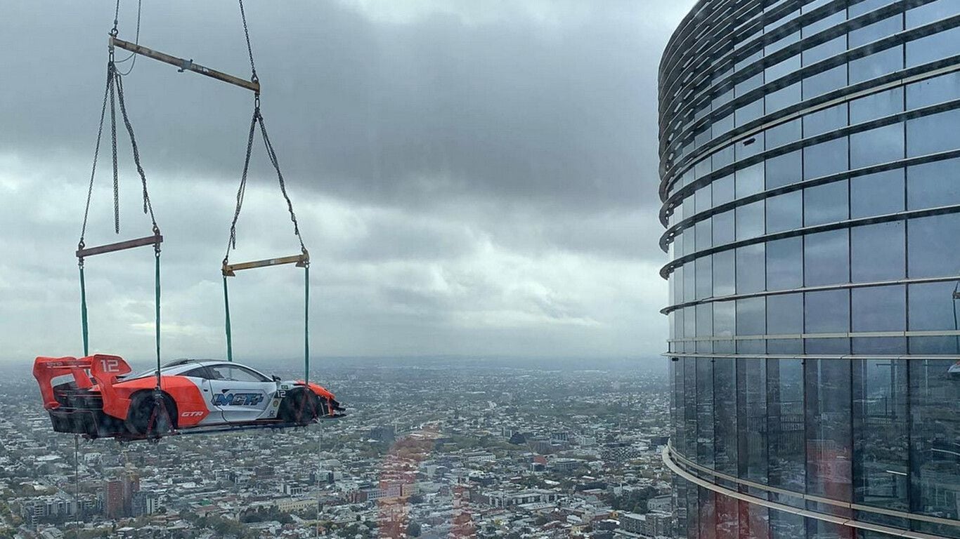 Para decorar su nuevo departamento, sube con grúa su McLaren Senna hasta el piso 57