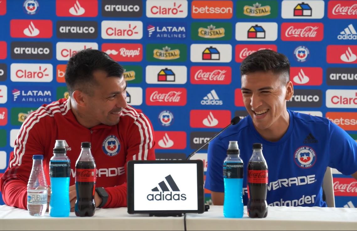 Gary Medel y Marcelino Núñez protagonizaron una distendida conferencia de prensa.