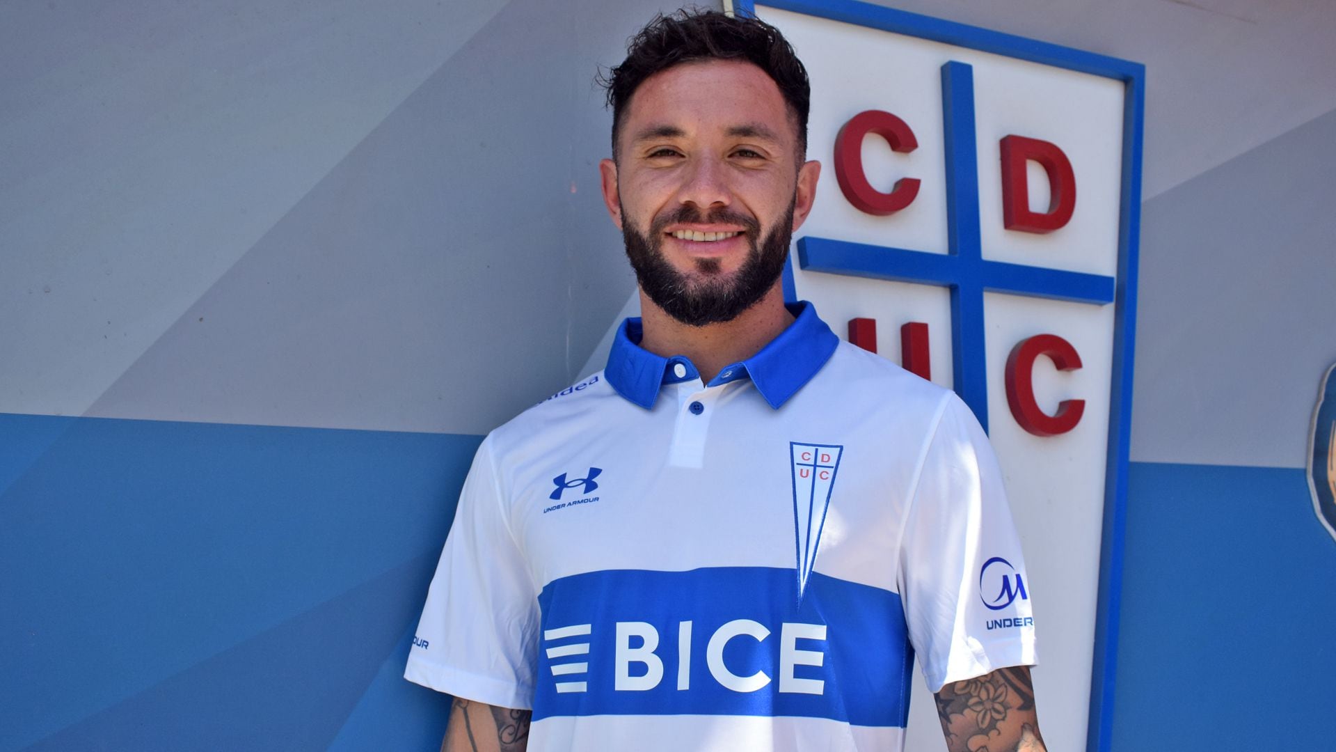 Eugenio Mena, con la camiseta de Universidad Católica.