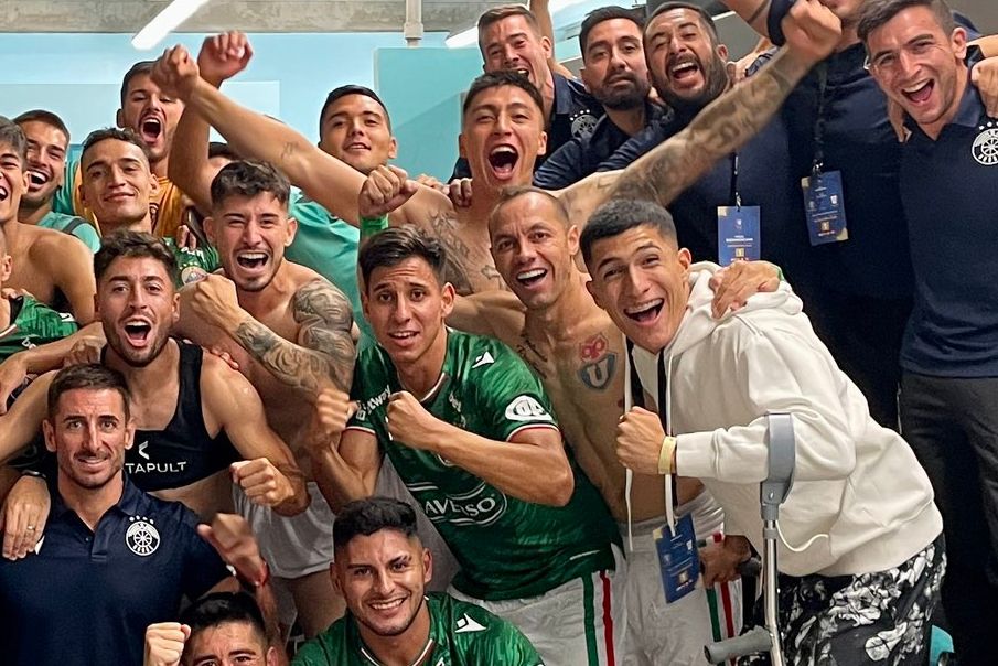 Marcelo Díaz y el plantel de Audax Italiano celebraron la clasificación en la Coa Sudamericana.