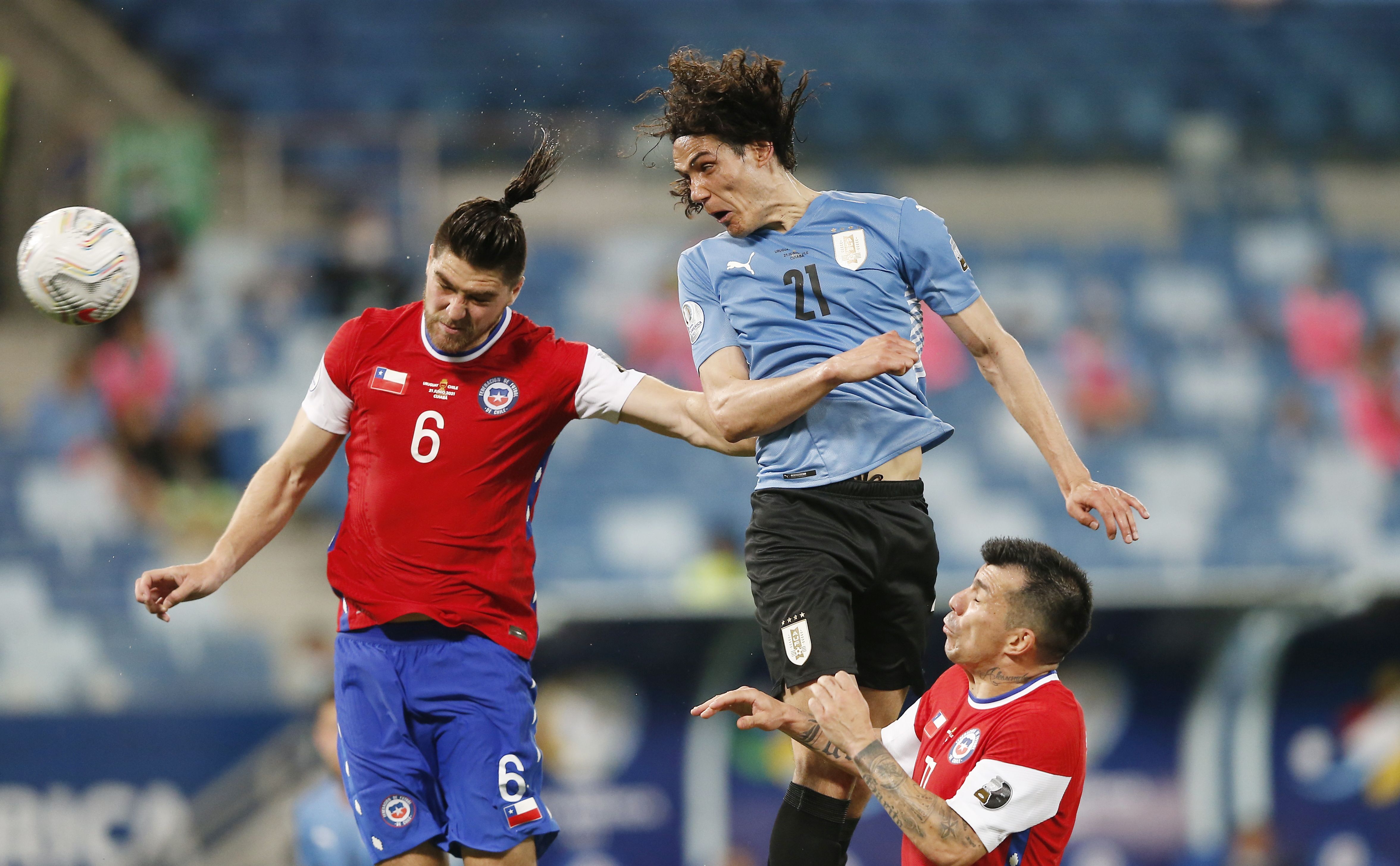 El uruguayo Edinson Cavani fue un dolor de cabeza para la defensa de Chile, cada vez que Uruguay intentó por arriba.