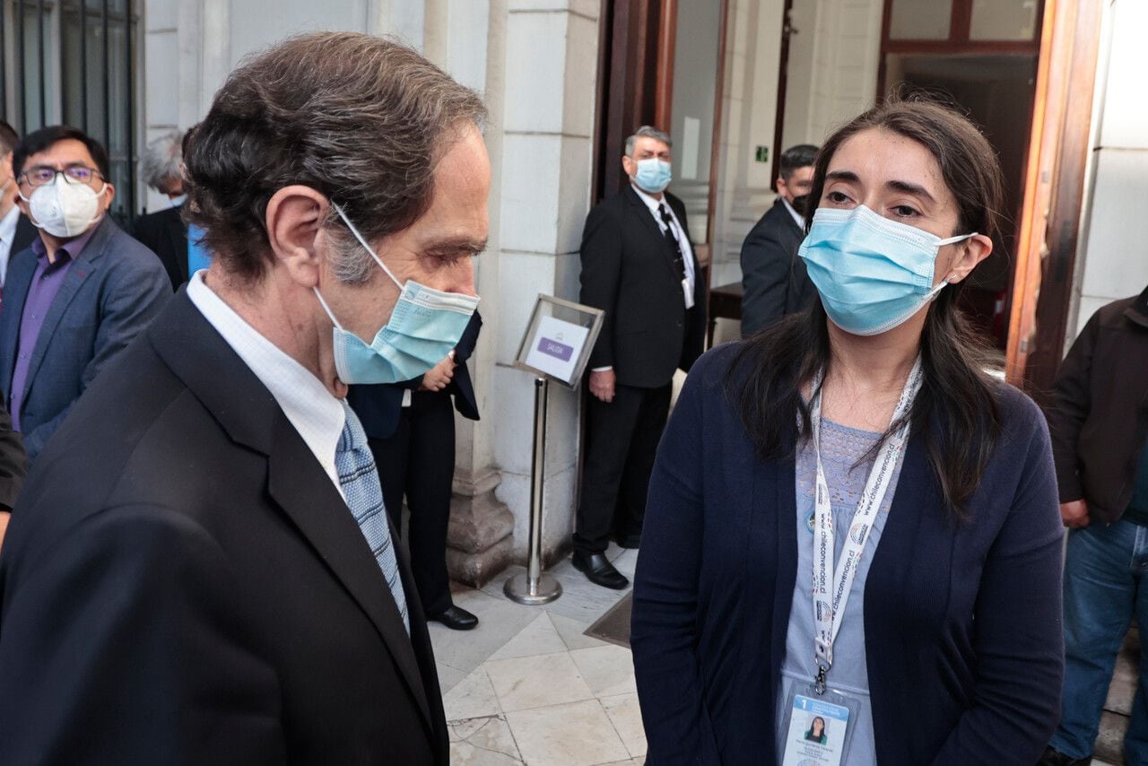 El ministro de Justicia y Derechos Humanos, Hernán Larraín, junto a la Presidenta de la convención constituyente María Elisa Quinteros afrecen punto de prensa tras firmar convenio con la mesa de la Convención Constitucional, para permitir la participación de personas privadas de libertad en el proceso constituyente
FOTO: KARIN POZO /AGENCIAUNO