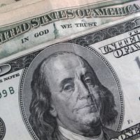 Dólar cierra plano tras débil dato laboral en EEUU