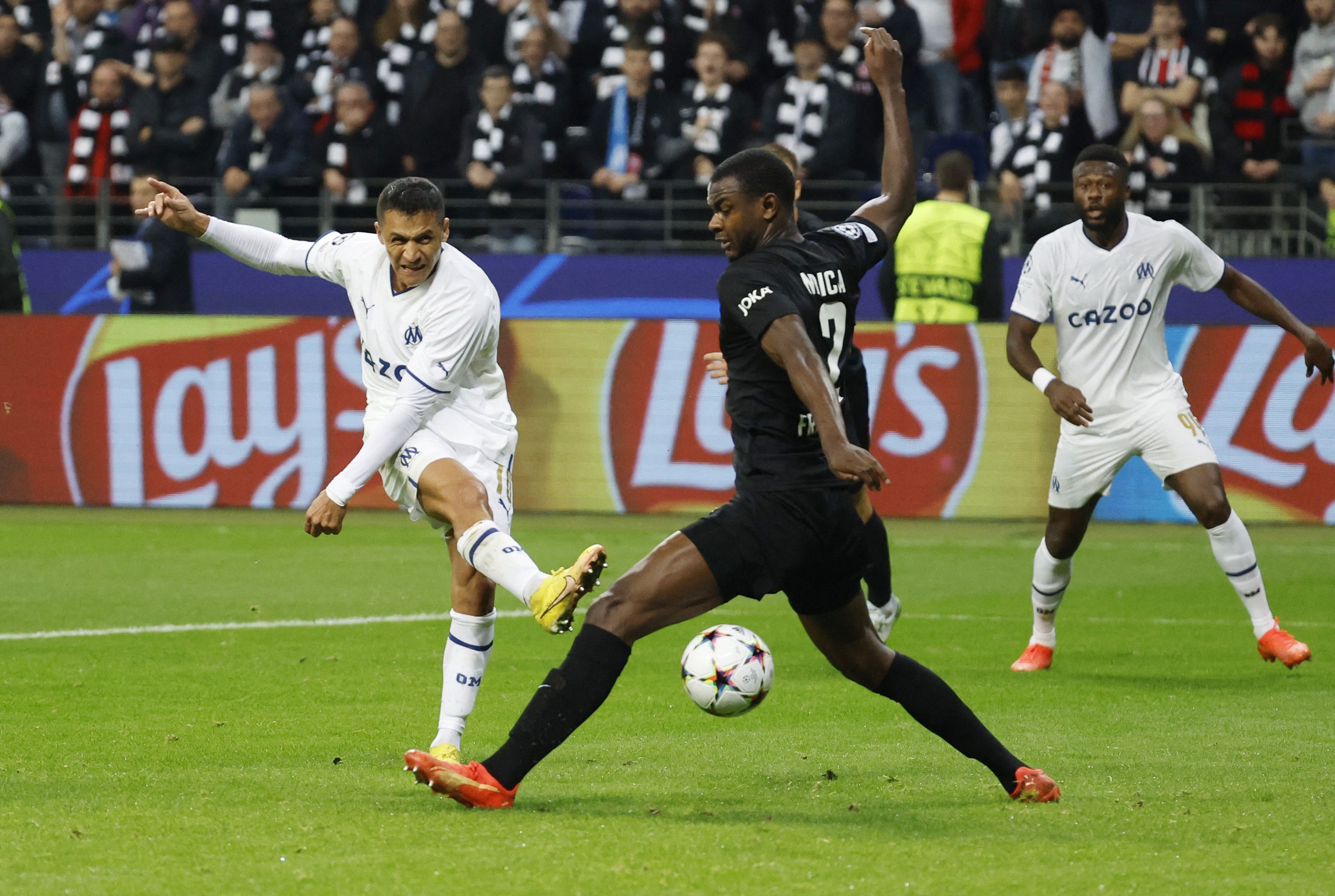 Alexis Sánchez dispara al arco del Eintracht Frankfurt, en la Champions League.