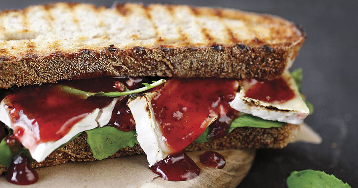 Sandwich de queso brie con mermelada de berries - La Tercera