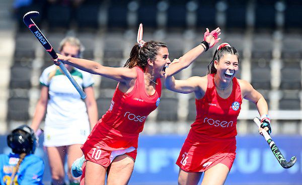 Manuela Urroz (izquierda) celebra el gol que le dio la victoria a Chile sobre Sudáfrica en el Mundial de hockey césped.