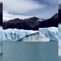 El sorprendente momento en que un iceberg emerge desde el agua en la Patagonia argentina