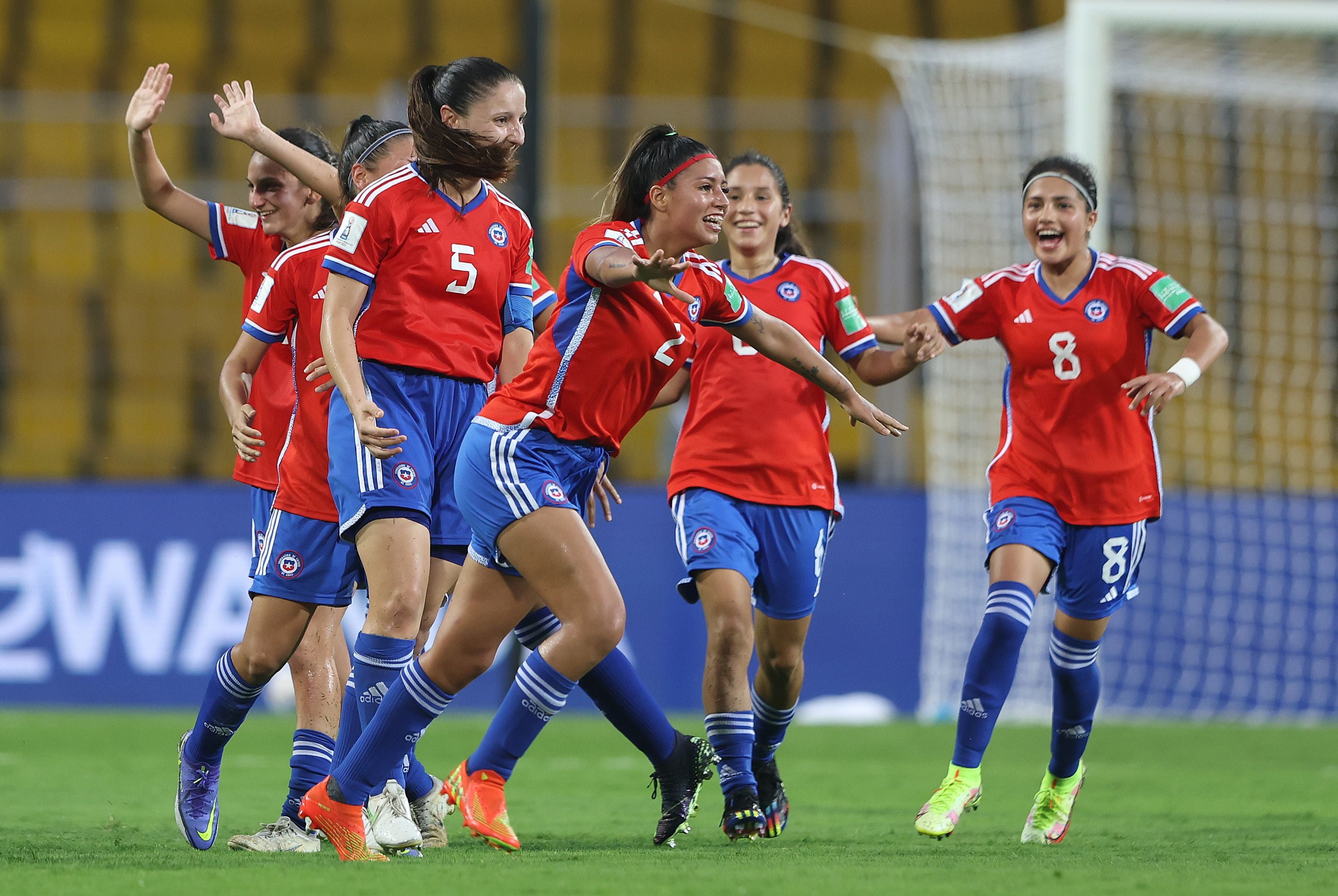 Anaís Cifuentes celebra el golazo que le marcó a Nueva Zelanda