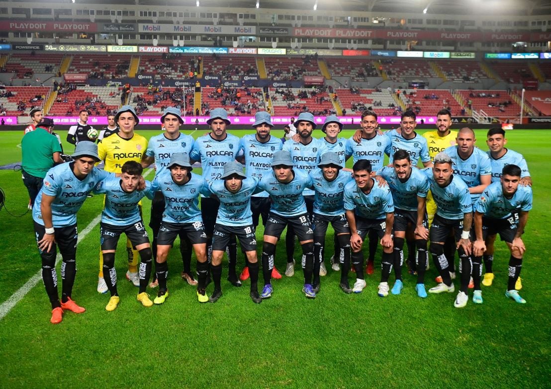 El Necaxa posa con la camiseta de Don Ramón.