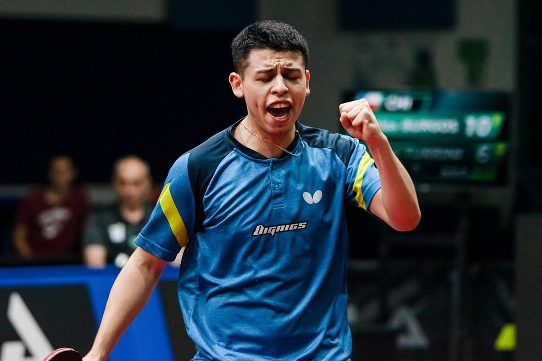 Nicolás Burgos celebrando la medalla de oro en el Sudamericano de Tenis de Mesa.