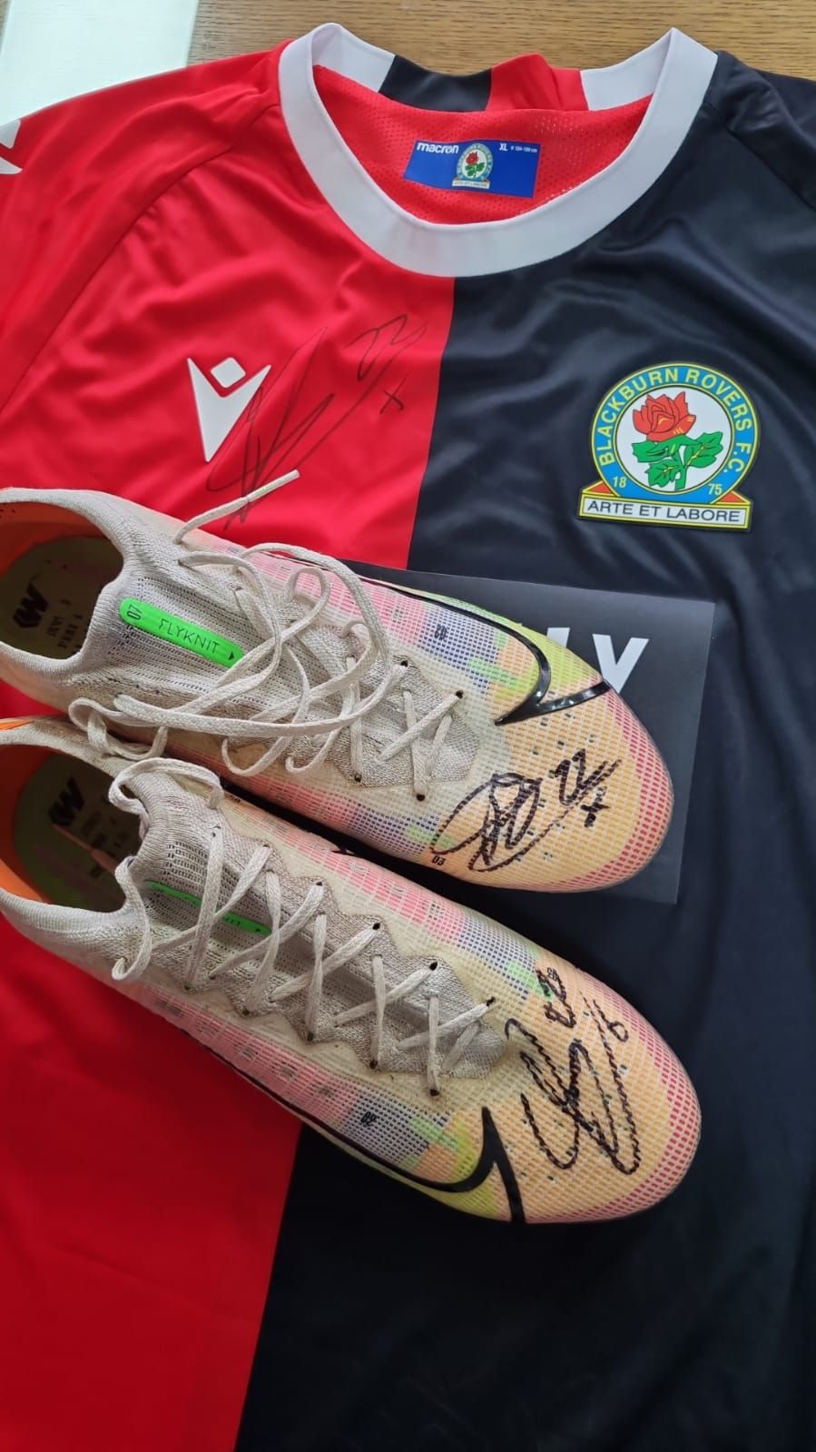 La camiseta y los zaptos firmados de Ben Brereton que Penco recibió como obsequios.