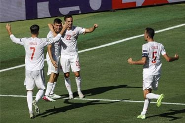 España clasificó a los octavos de final de la Eurocopa tras vencer por 5-0 a Eslovaquia.