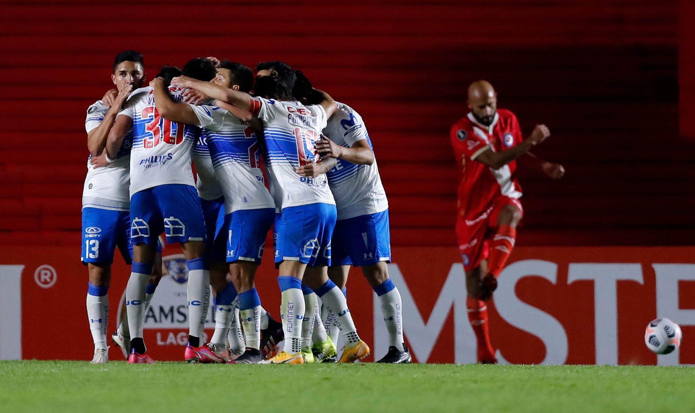 La UC venció a Argentinos en Buenos Aires, por la Copa Libertadores.