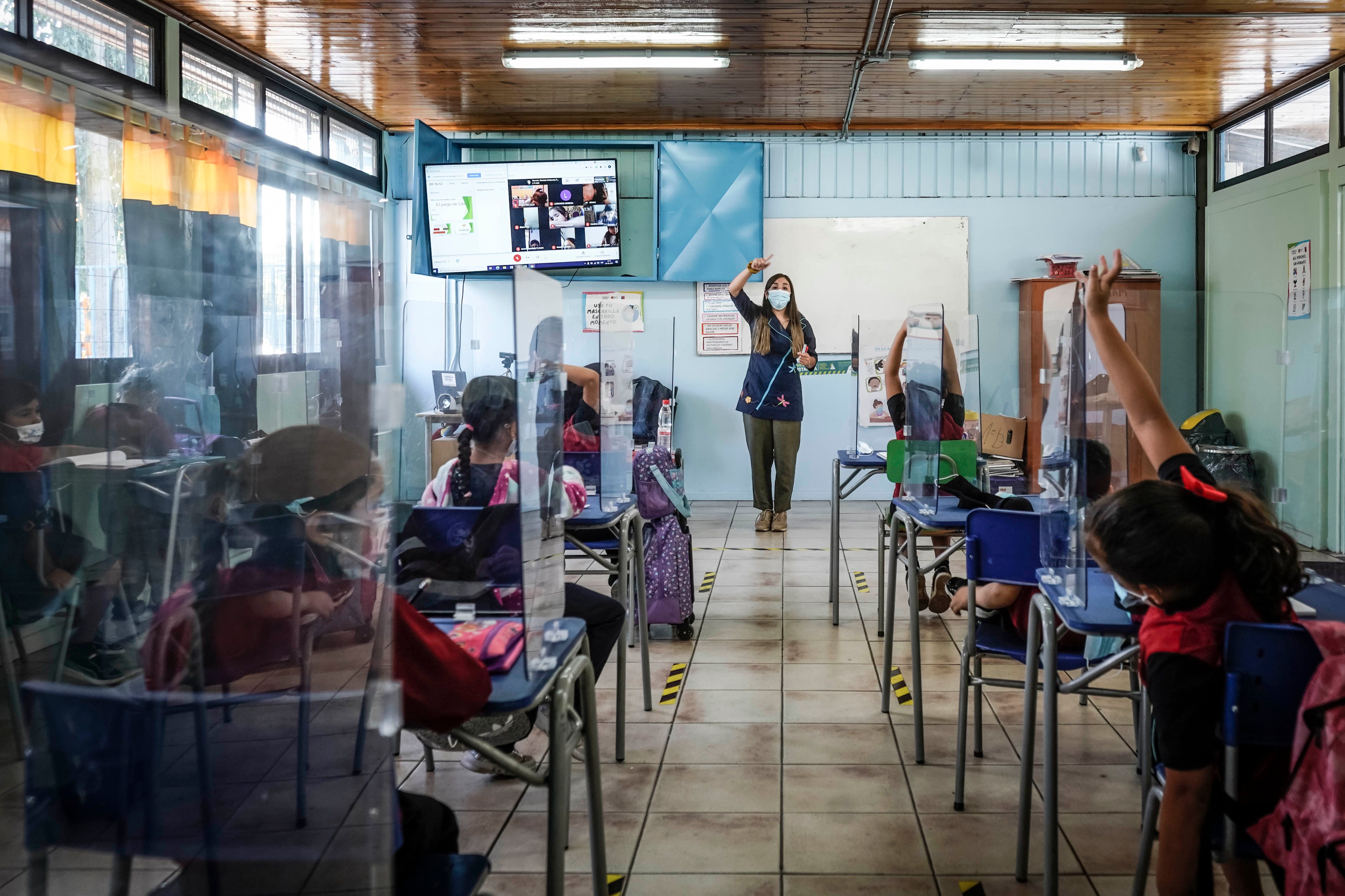 FOTOGRAFIAS A CLASES ONLINE Y PRESENCIAL EN COLEGIO JOSE BERNARDO SUAREZ