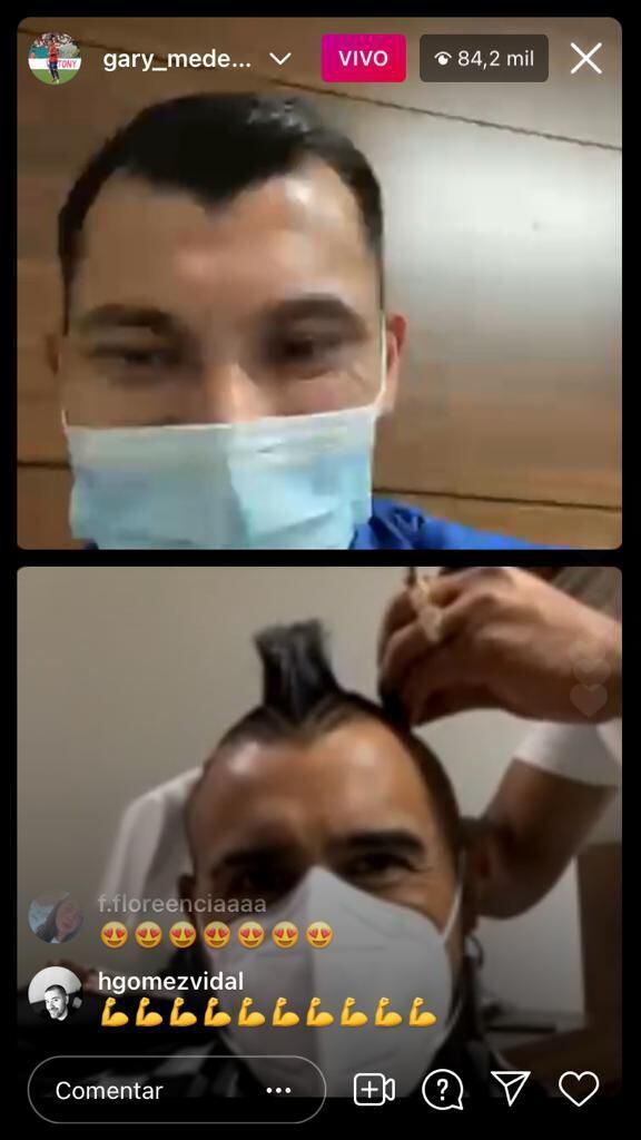 Gary Medel y Arturo Vidal acostumbraron a realizar transmisiones en vivo durante la Copa América 2021, en una de ellas, se advirtió la presencia del famoso peluquero.