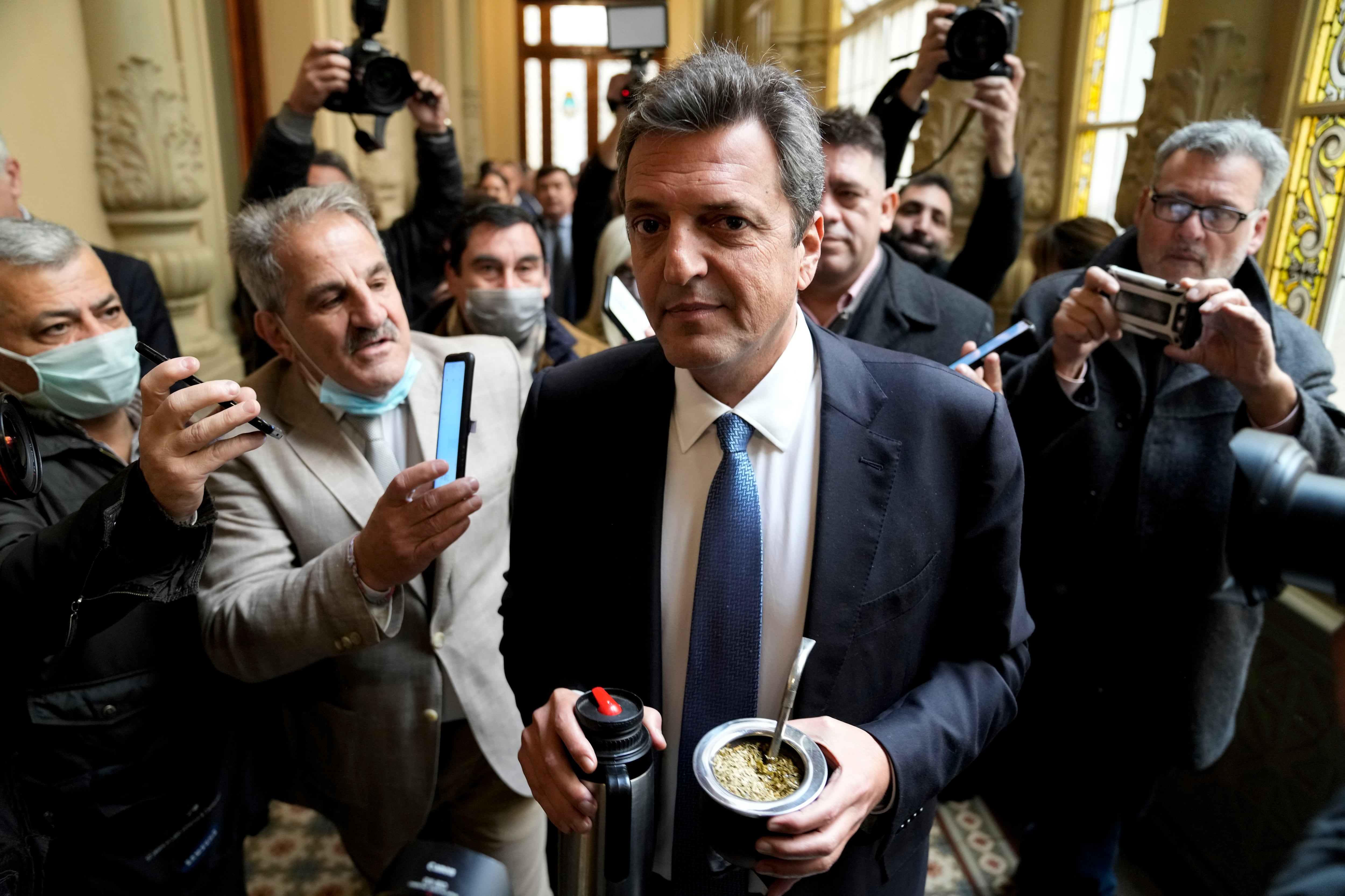 Sergio Massa, actual ministro de Economía de Argentina, en el momento en que renunció a su puesto como presidente de la Cámara de Diputados en agosto 2022. Foto: AP.