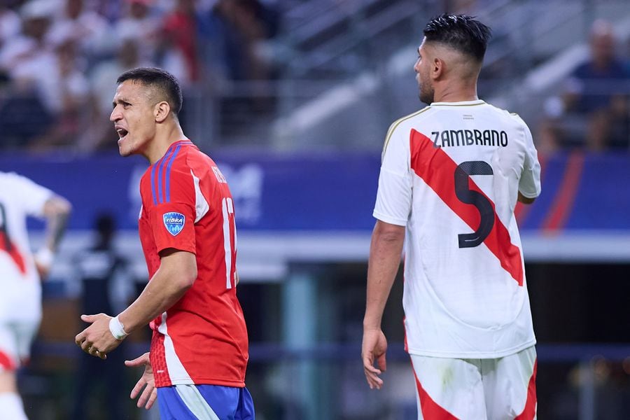 Alexis Sánchez reclama en el partido entre la Roja y Perú