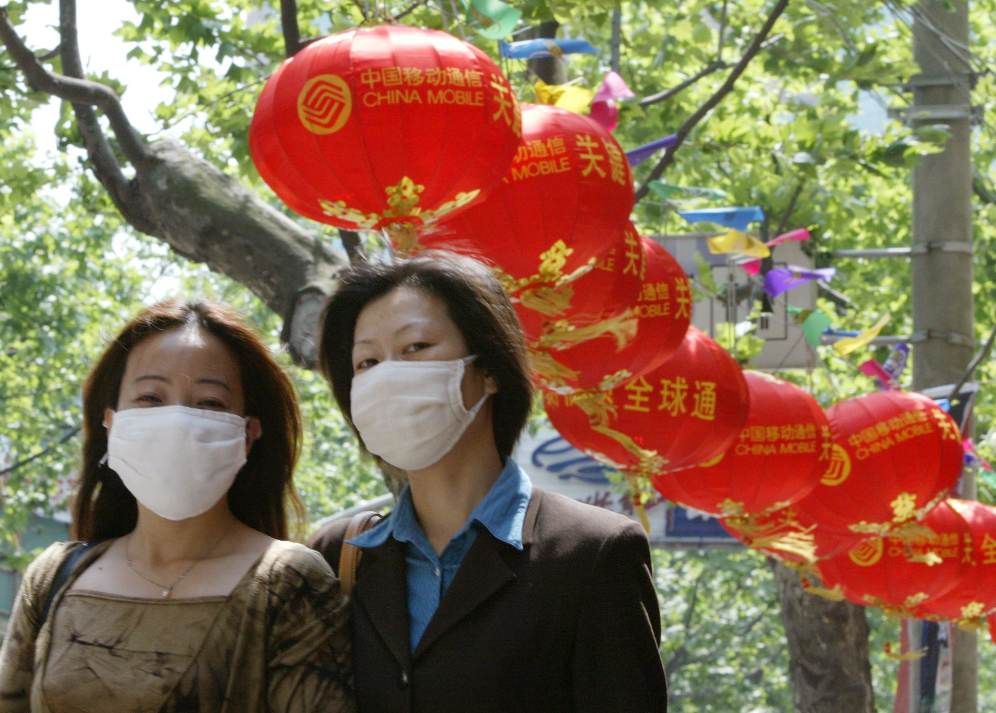 SHOPPERS WEAR PROTECTIVE MASKS TO WARD OFF SARS IN SHANGHAI.